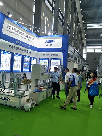 玖容在現(xiàn)場(chǎng)為客戶介紹氣液增壓缸