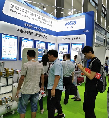 玖容在現(xiàn)場(chǎng)為客戶介紹氣液增壓缸